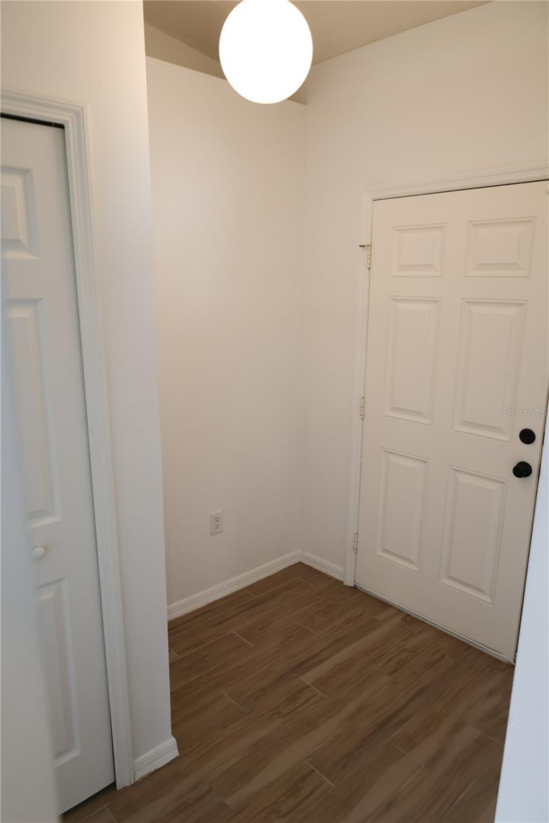 Image 18 of 22 For 562 Stonewall Avenue