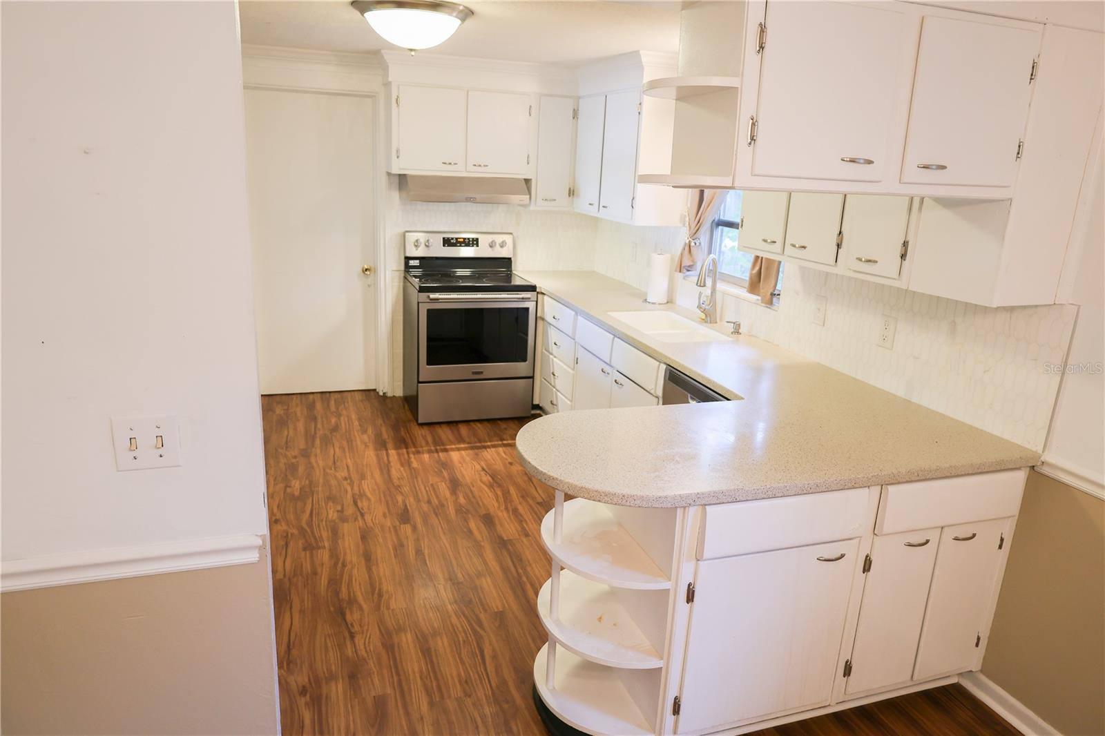 Image 10 of 30 For 733 Oleander Drive Se