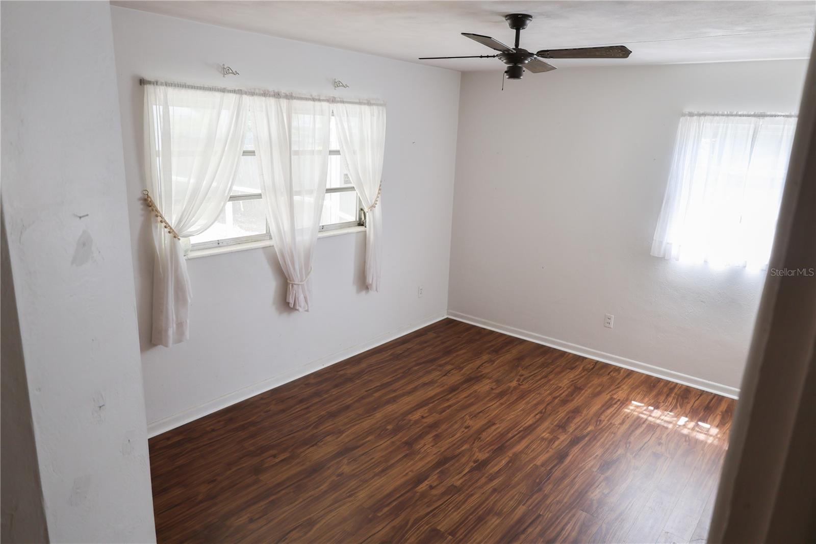Image 3 of 30 For 733 Oleander Drive Se