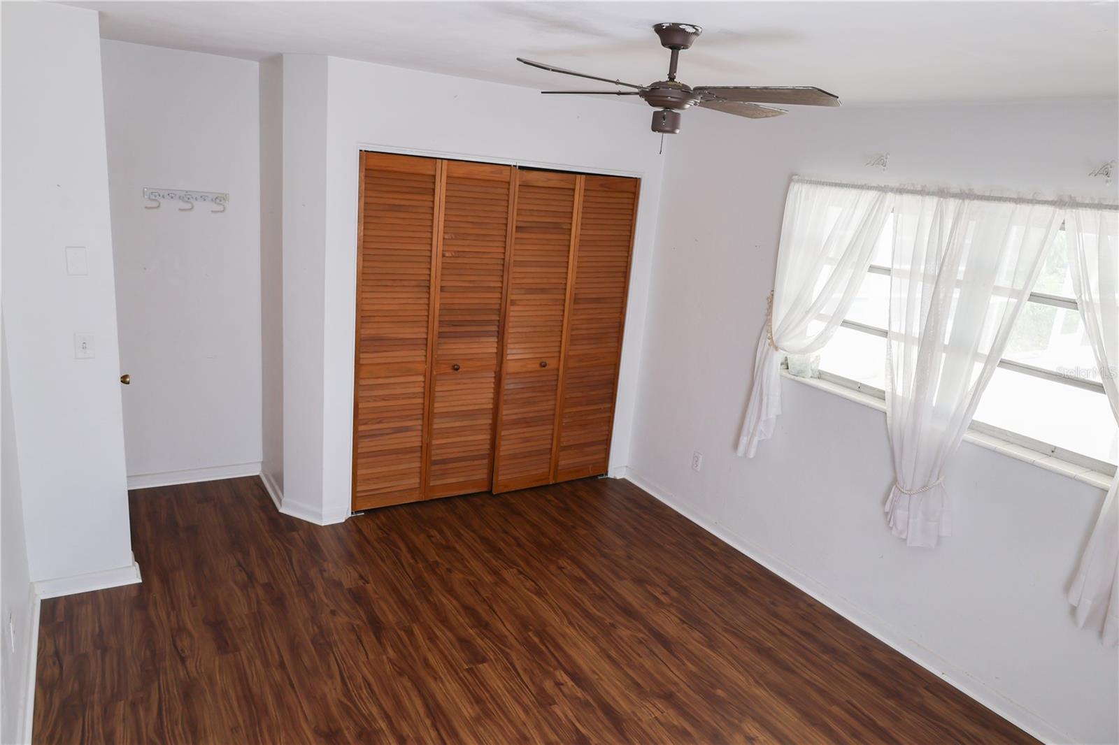 Image 4 of 30 For 733 Oleander Drive Se