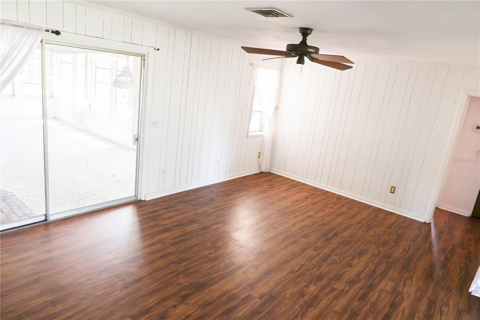 Image 7 of 30 For 733 Oleander Drive Se