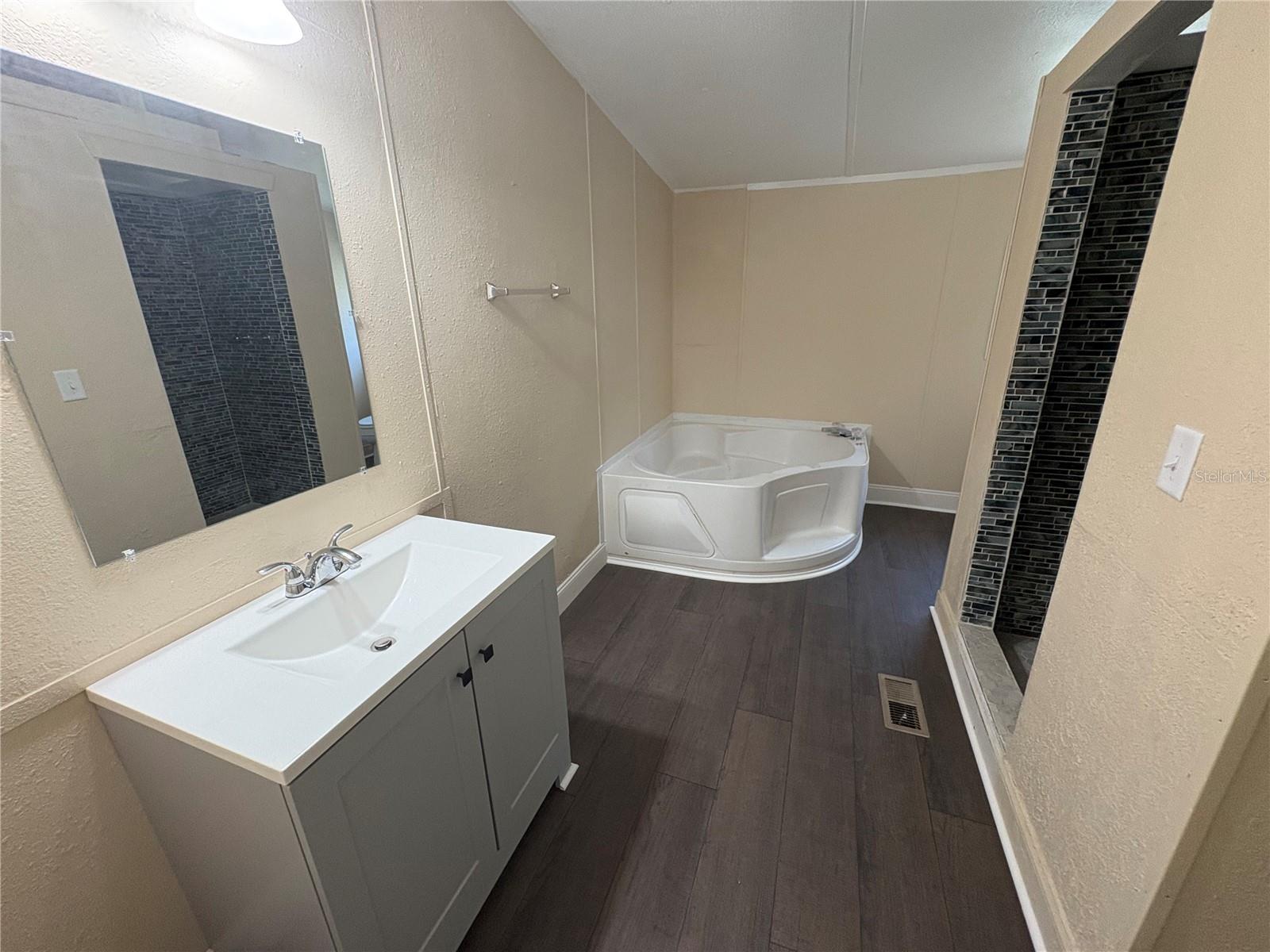 Image 12 of 16 For 925 8th Street