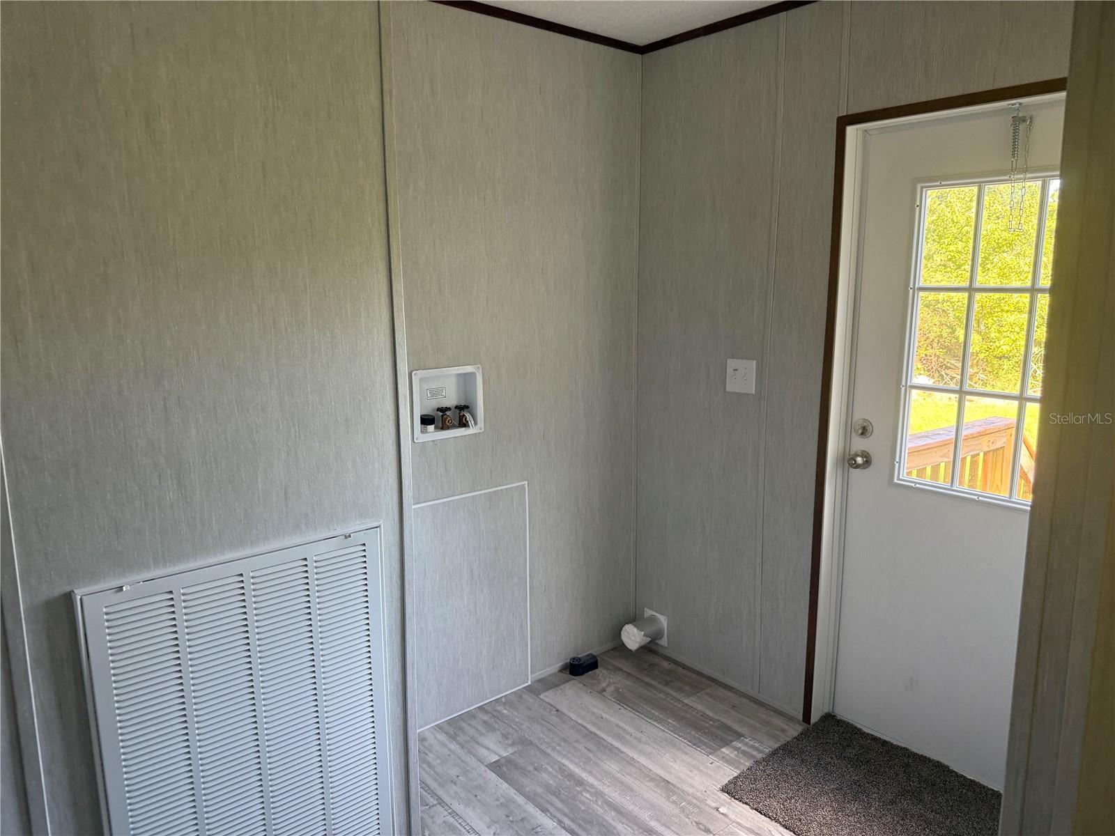 Image 9 of 15 For 1561 Poe Road
