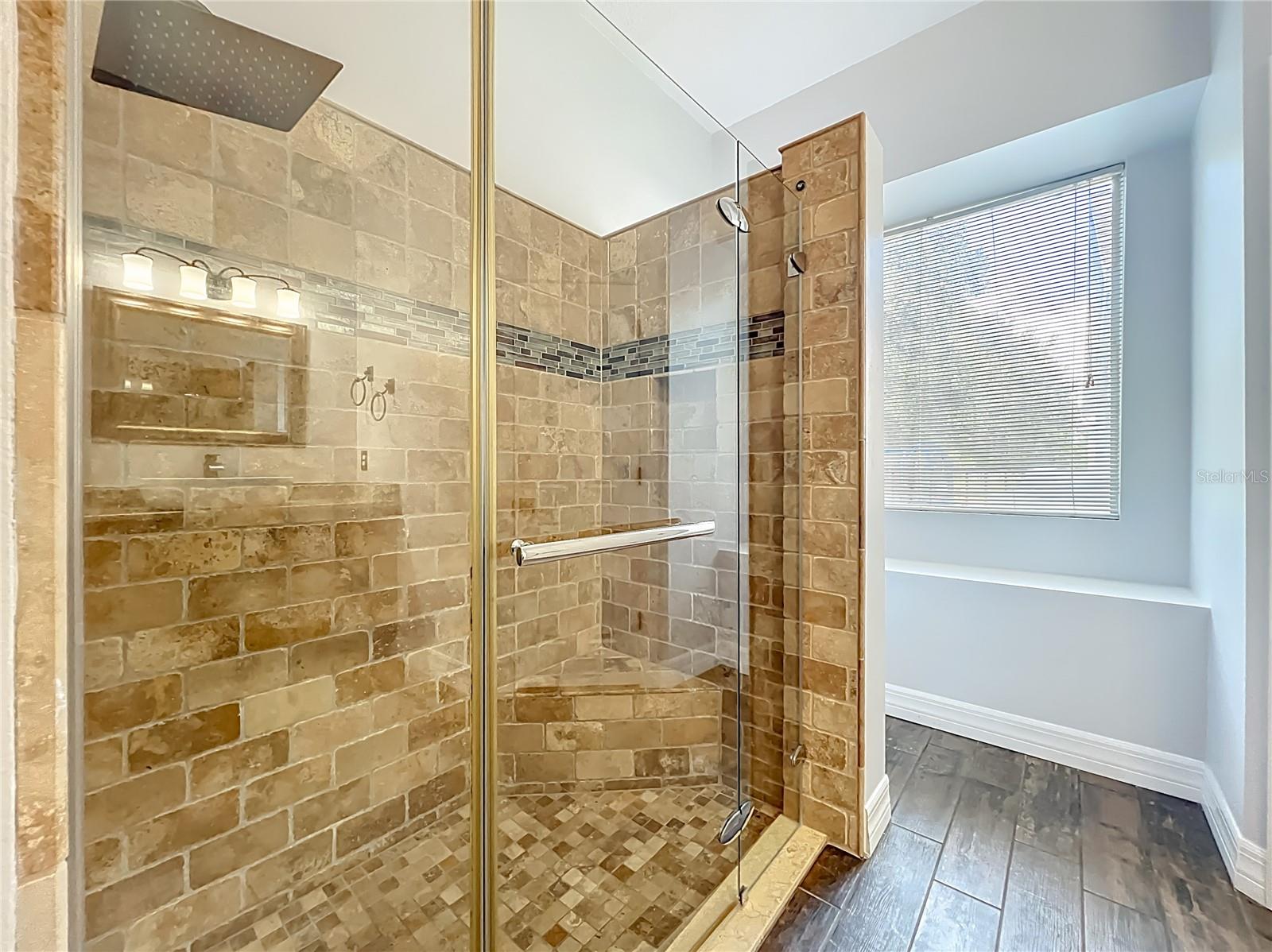 Image 20 of 27 For 810 Lakeworth Circle