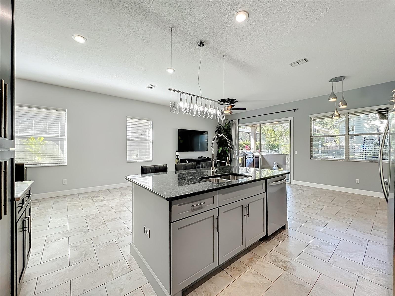 Image 6 of 27 For 810 Lakeworth Circle