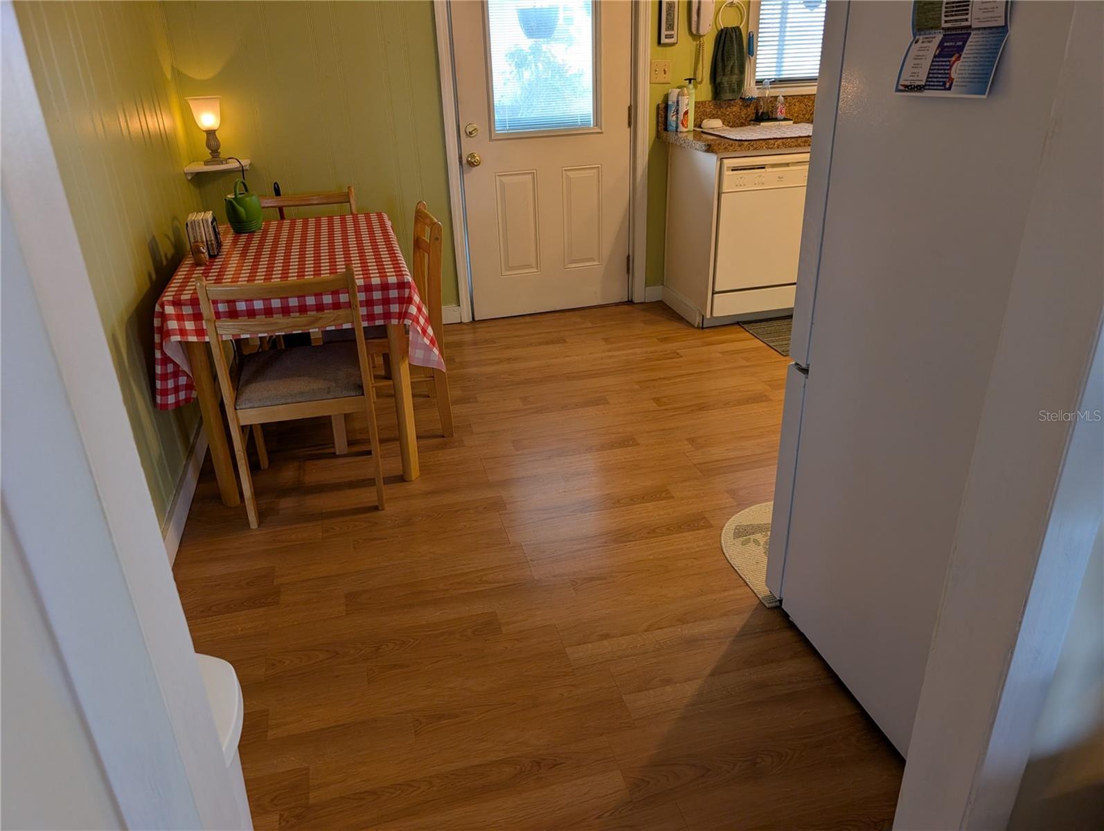 Image 11 of 59 For 17 Bay Street