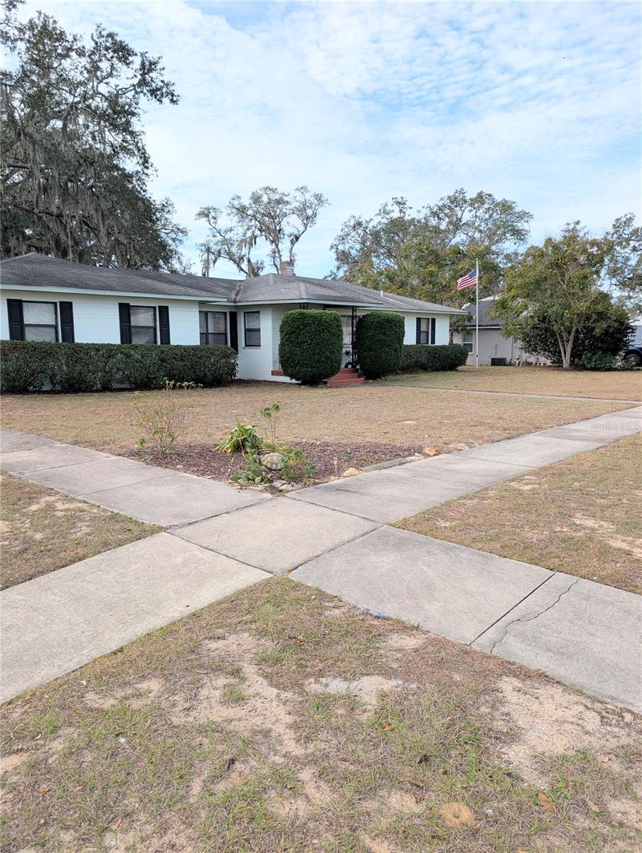 Image 28 of 59 For 17 Bay Street