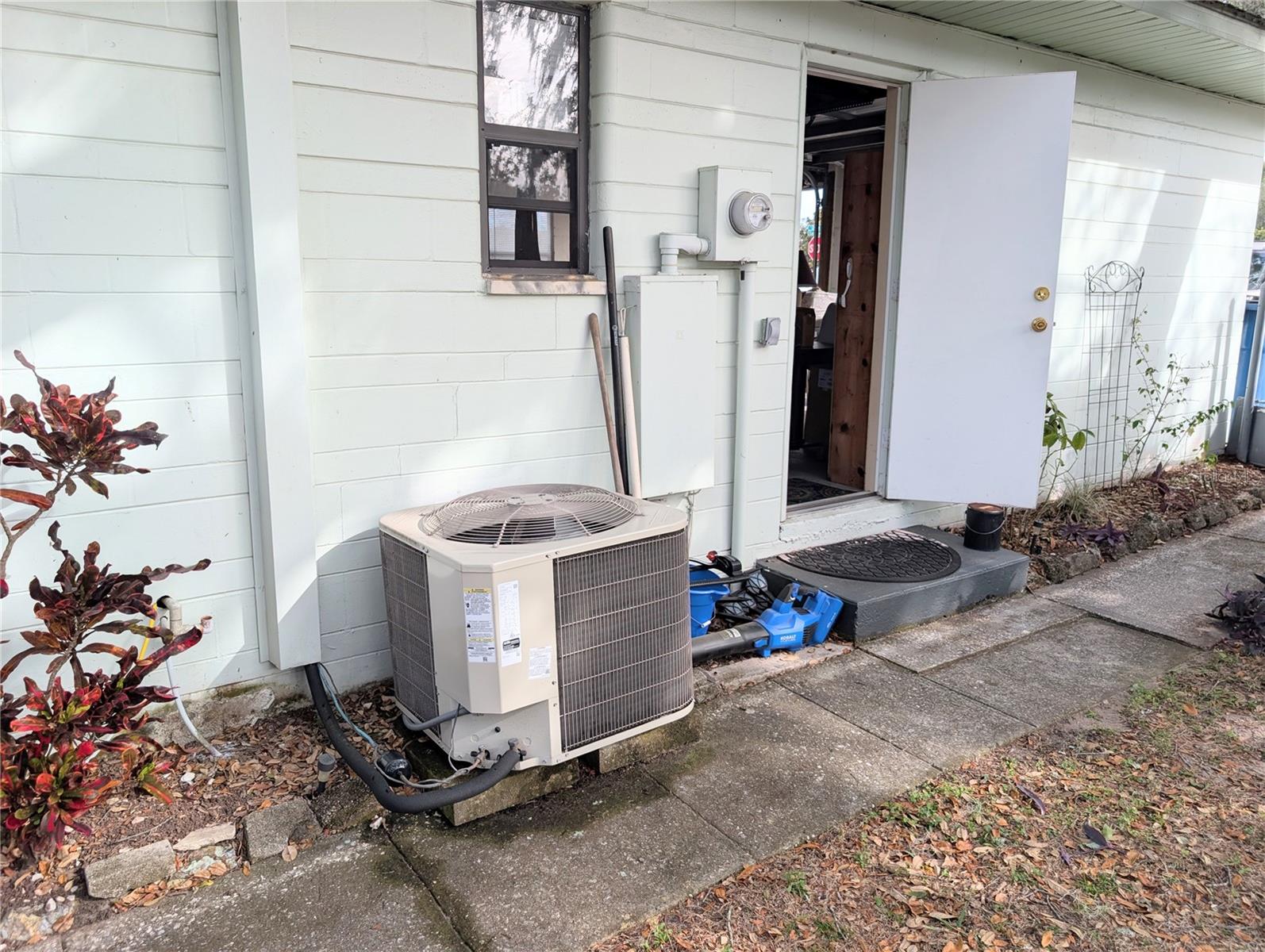 Image 48 of 59 For 17 Bay Street