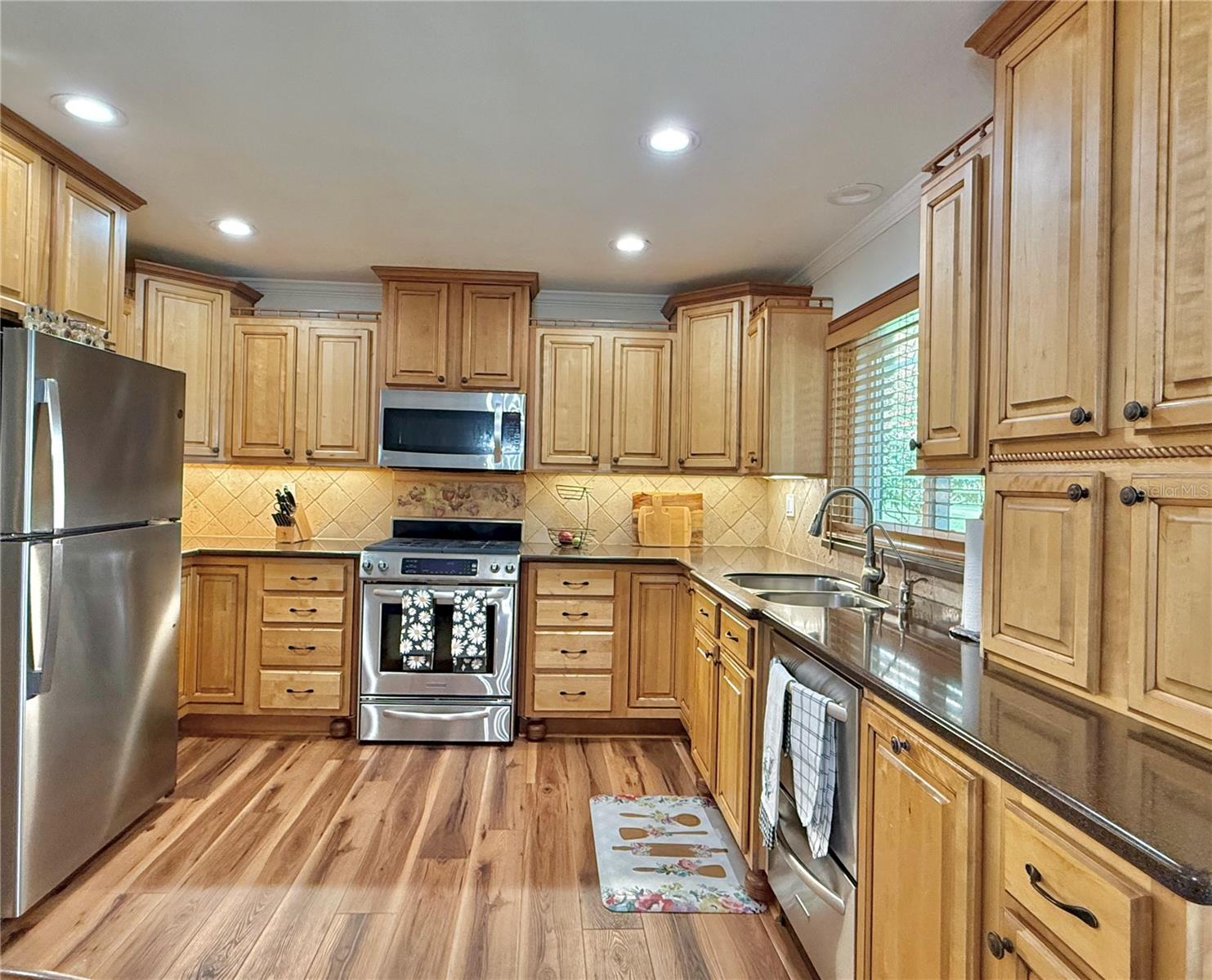 Image 23 of 49 For 233 Greensview Drive