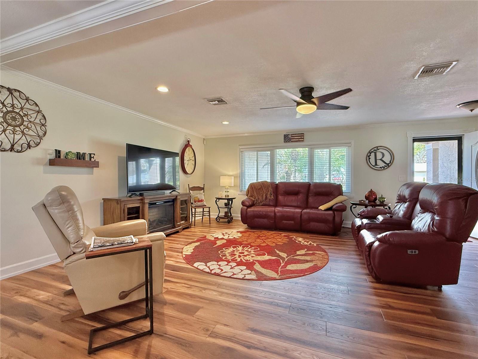 Image 26 of 49 For 233 Greensview Drive