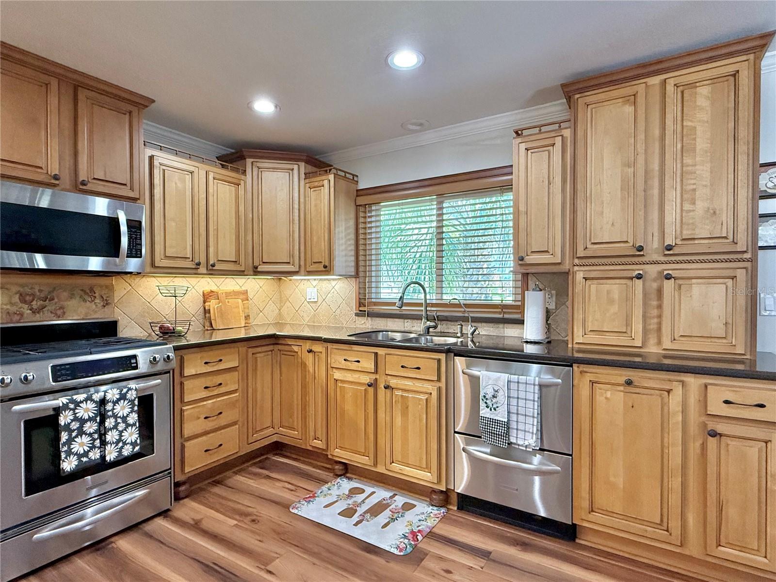 Image 6 of 49 For 233 Greensview Drive