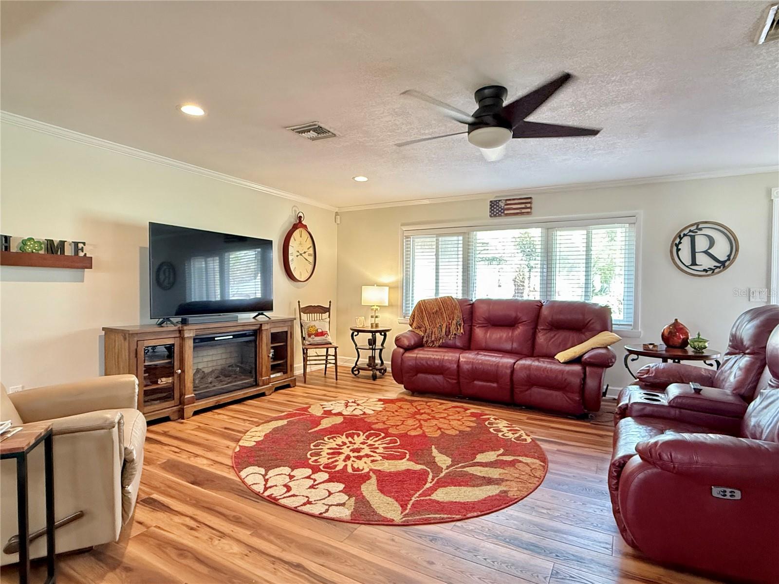 Image 9 of 49 For 233 Greensview Drive