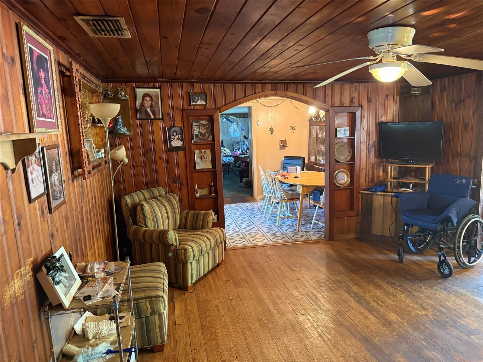 Image 11 of 22 For 120 4th Wahneta Street E