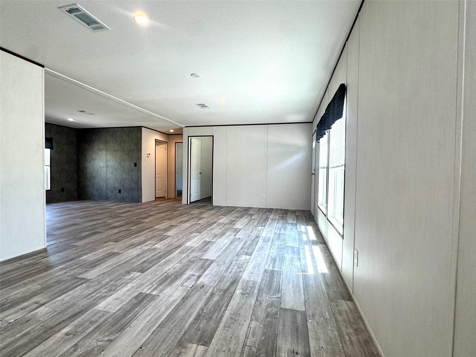 Image 14 of 25 For 389 Waterview Drive