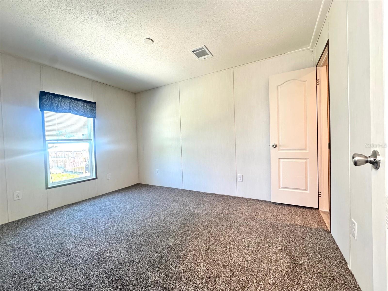 Image 19 of 25 For 389 Waterview Drive