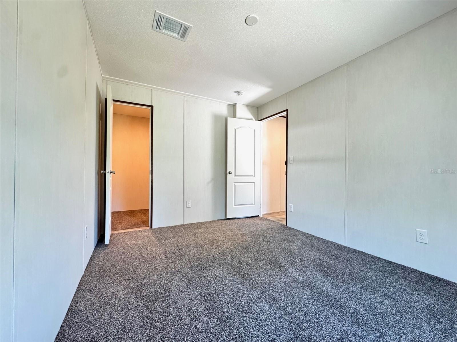 Image 21 of 25 For 389 Waterview Drive