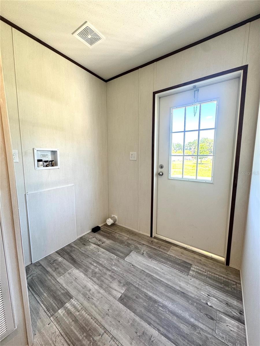 Image 22 of 25 For 389 Waterview Drive