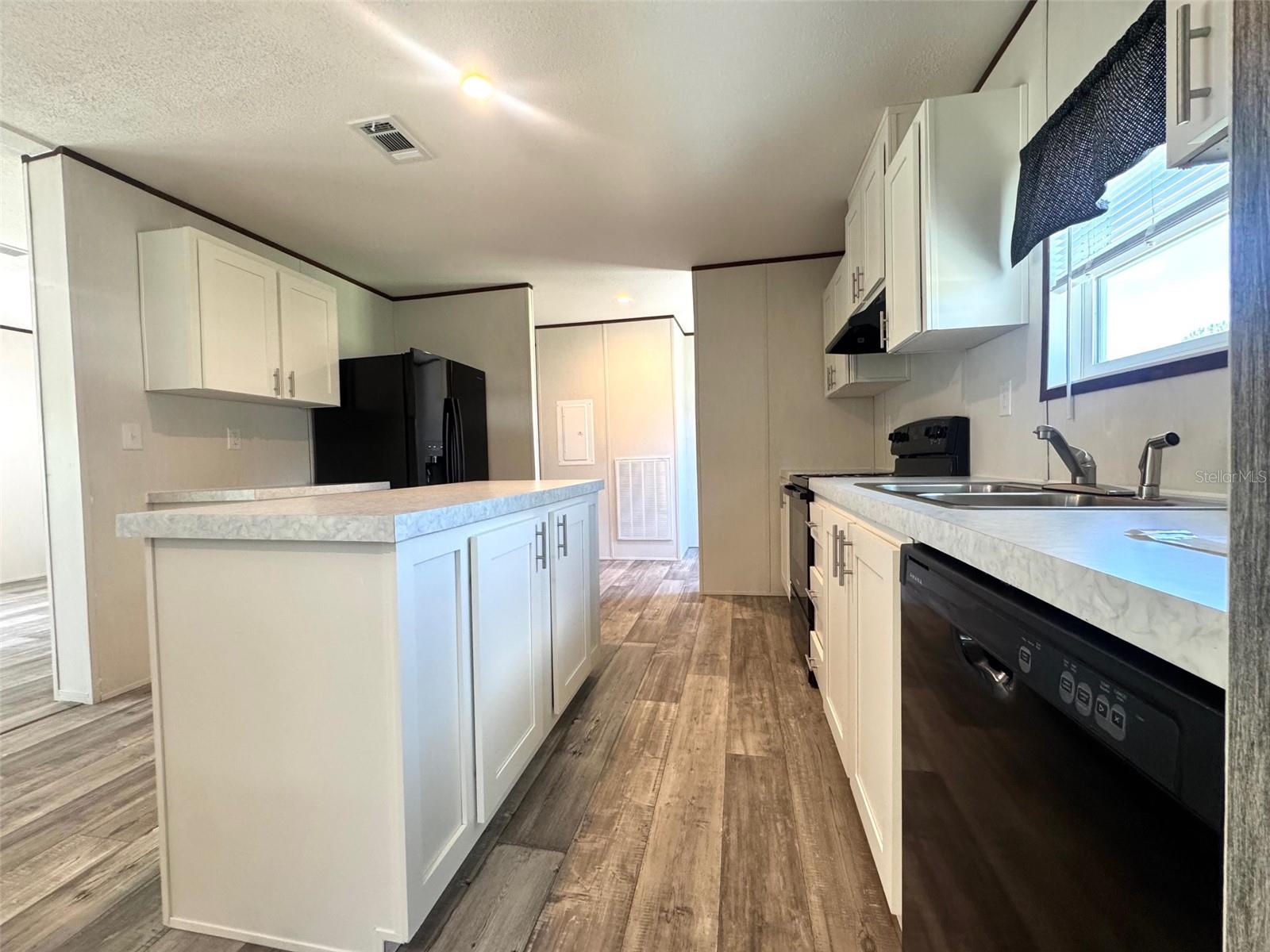 Image 7 of 25 For 389 Waterview Drive