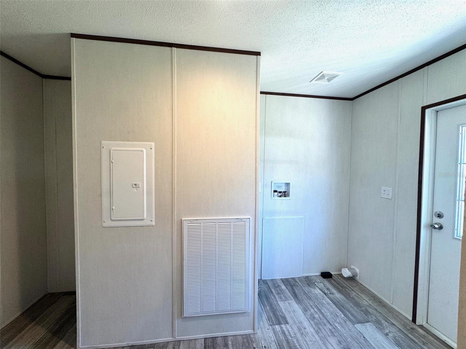 Image 8 of 25 For 389 Waterview Drive