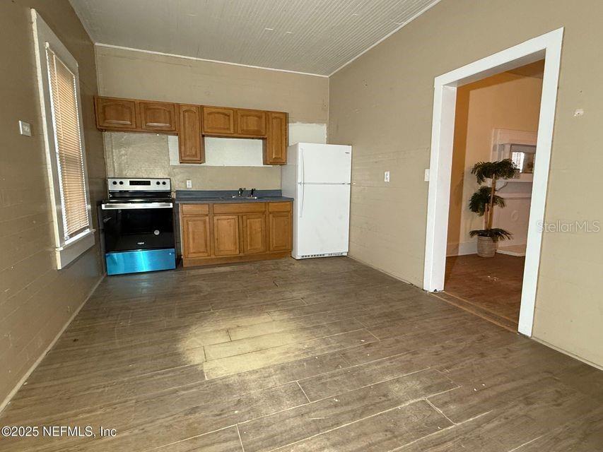 Image 5 of 14 For 226 Thompson Street