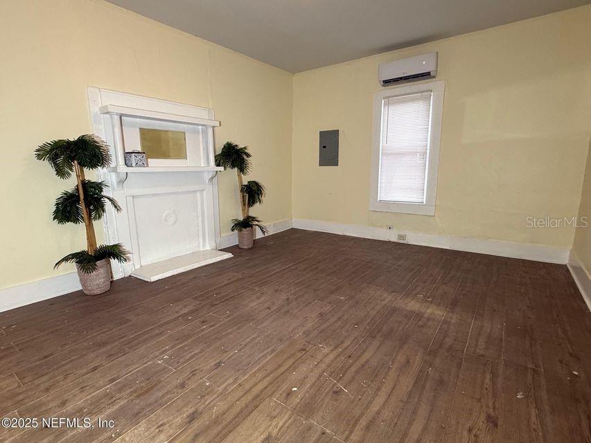 Image 6 of 14 For 226 Thompson Street