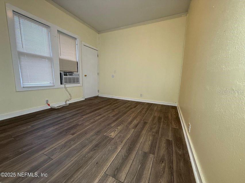 Image 9 of 14 For 226 Thompson Street