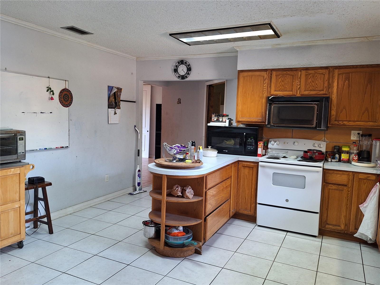 Image 16 of 19 For 945 Hathaway Avenue