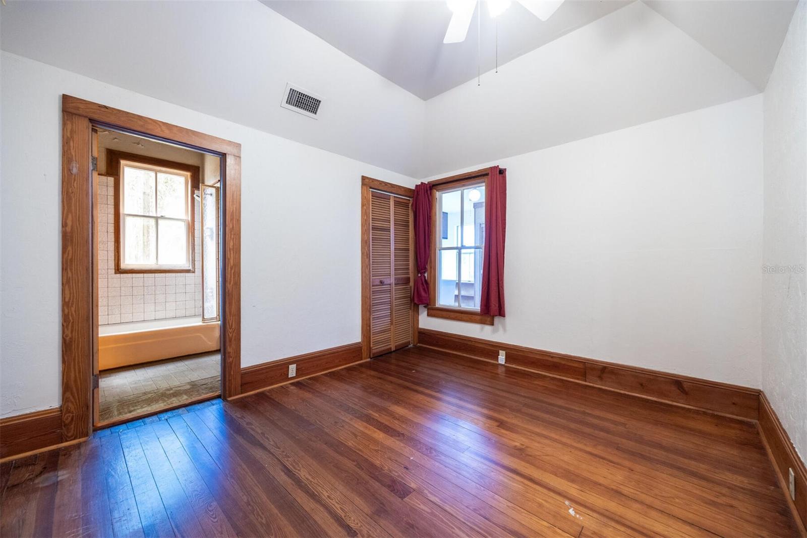 Image 32 of 89 For 562 2nd Avenue