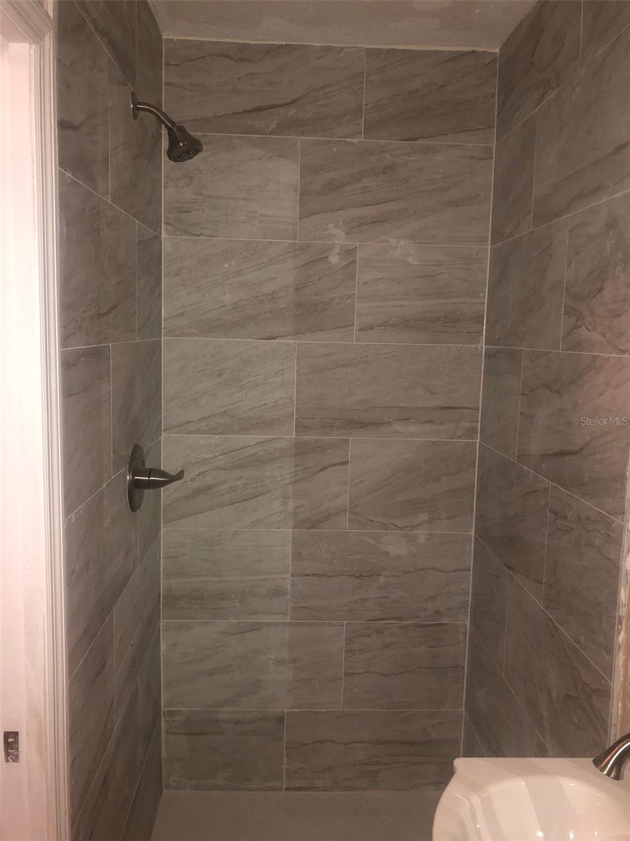 Image 10 of 19 For 609 10th Lane 1