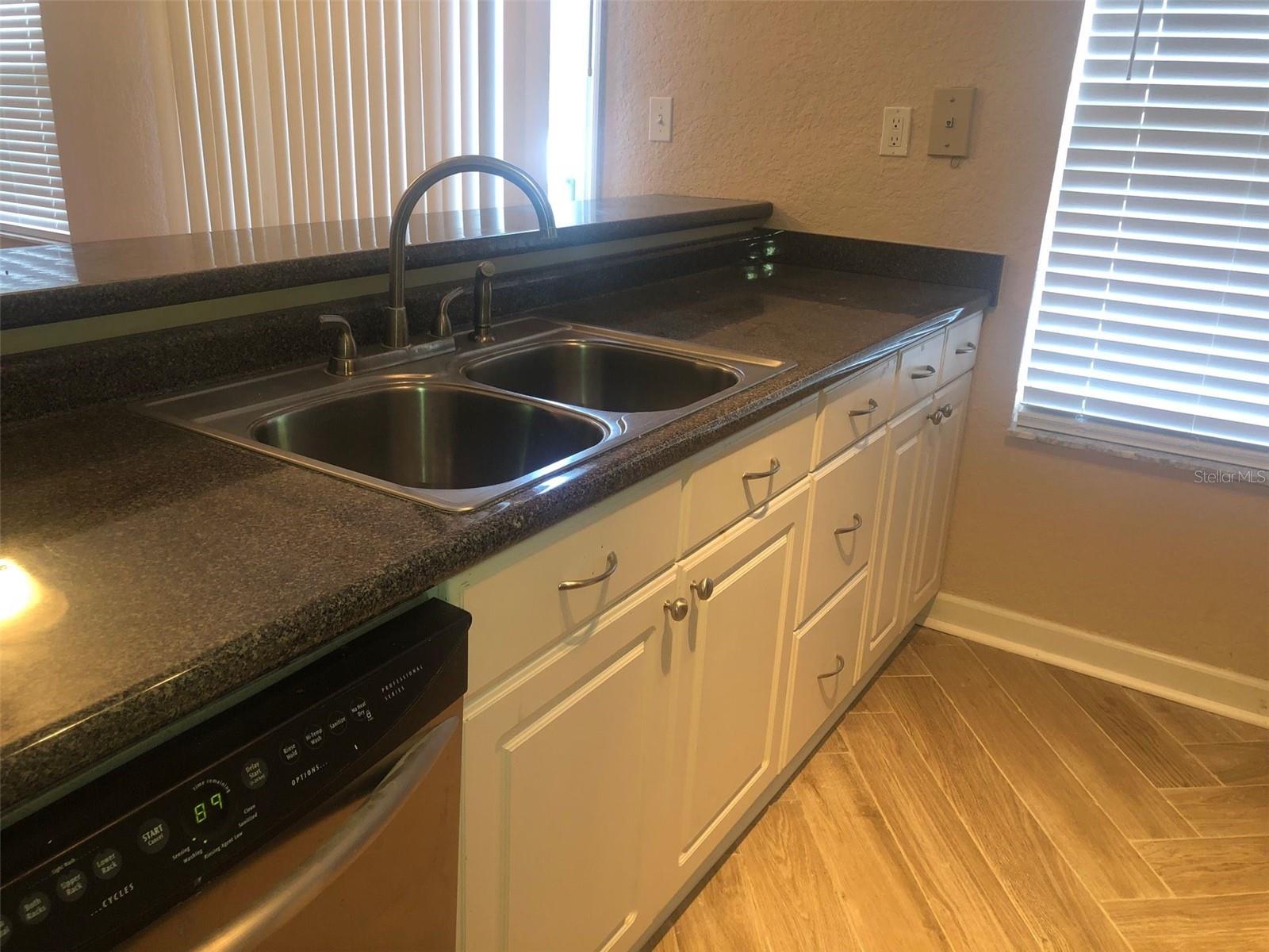 Image 7 of 19 For 609 10th Lane 1