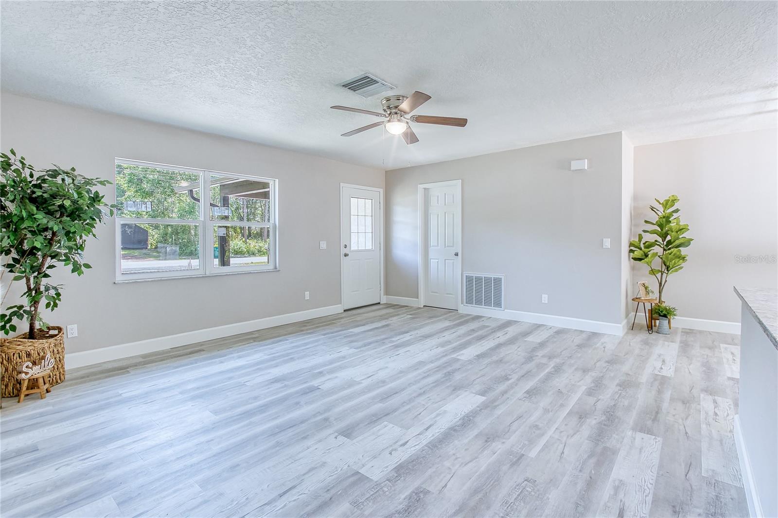 Listing photo id 11 for 1115 Russell Avenue