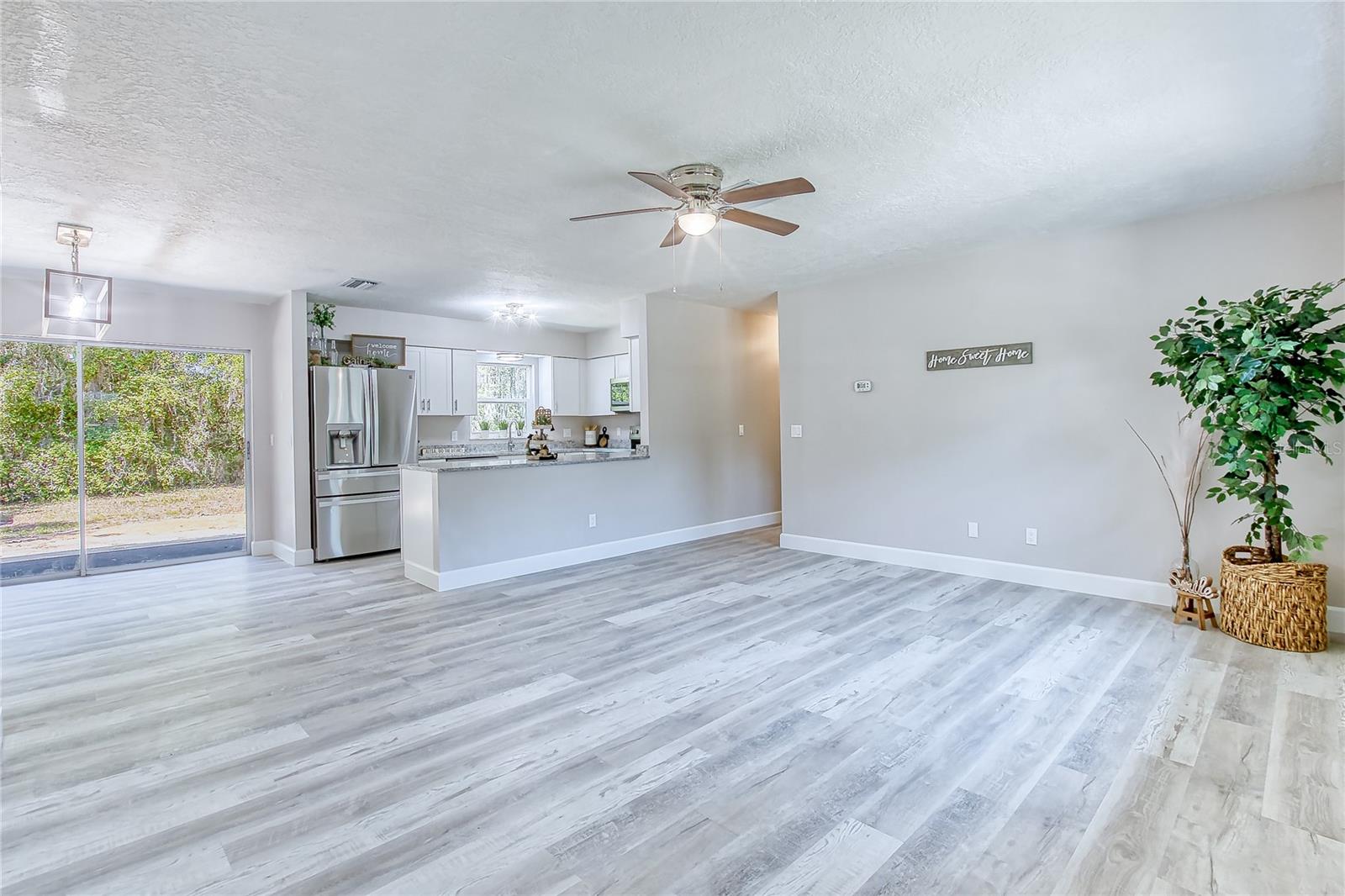 Listing photo id 12 for 1115 Russell Avenue