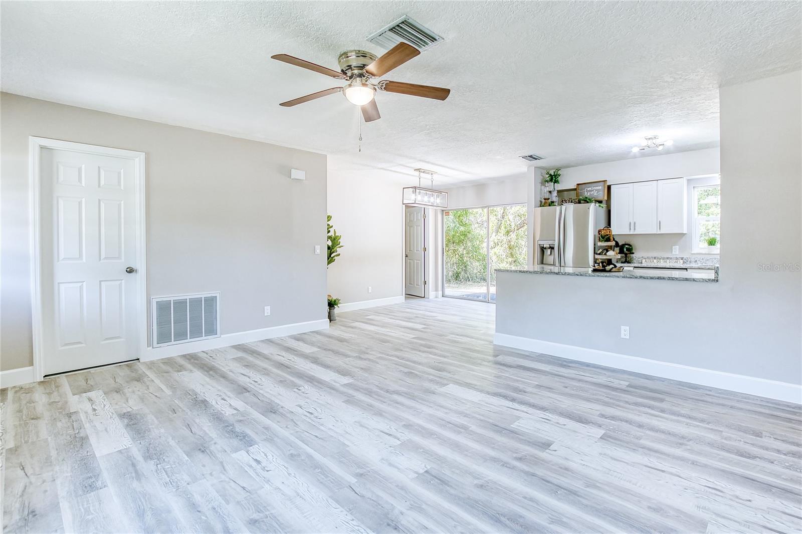 Listing photo id 13 for 1115 Russell Avenue