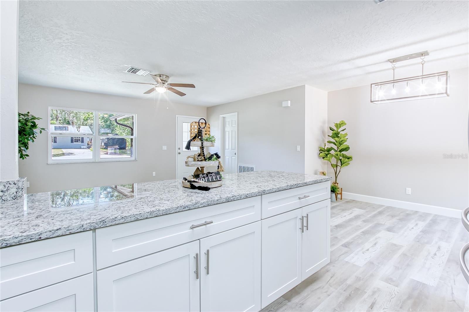 Listing photo id 24 for 1115 Russell Avenue