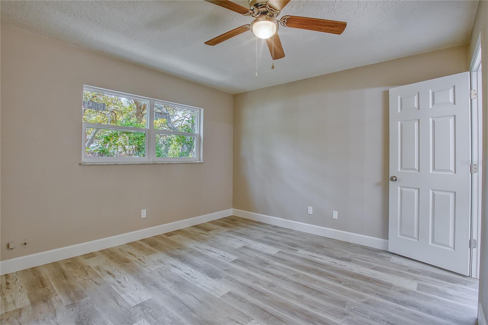 Listing photo id 28 for 1115 Russell Avenue