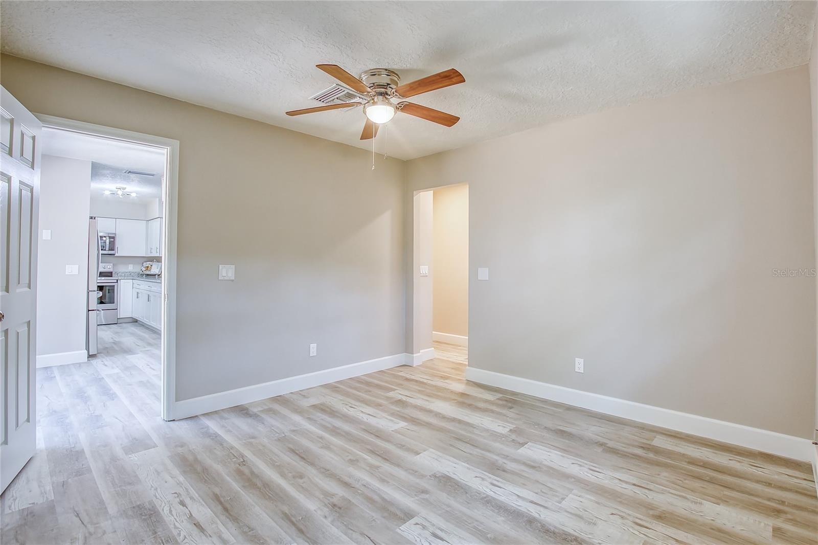 Listing photo id 29 for 1115 Russell Avenue