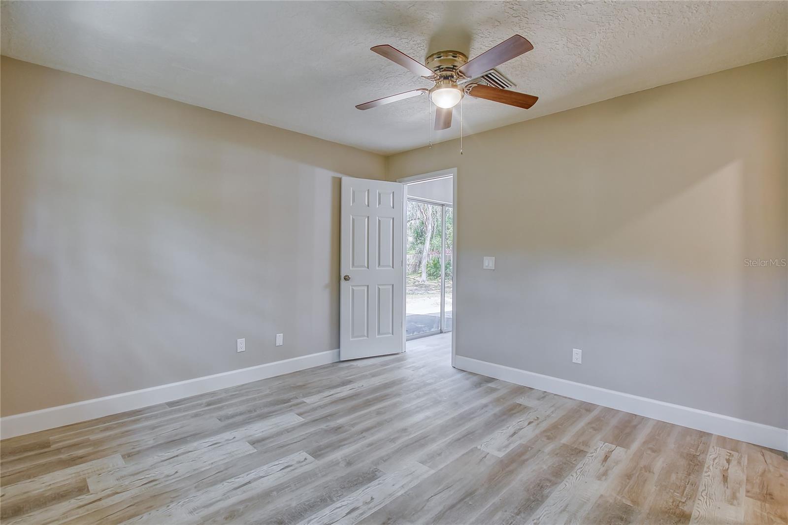 Listing photo id 30 for 1115 Russell Avenue