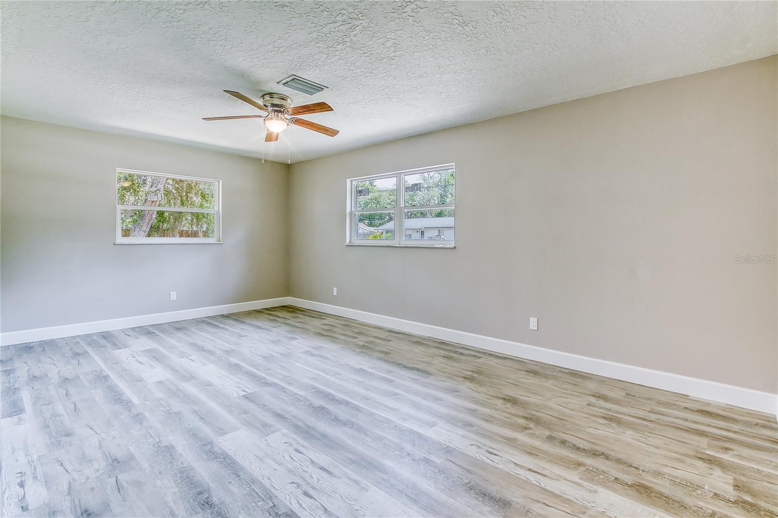 Listing photo id 37 for 1115 Russell Avenue