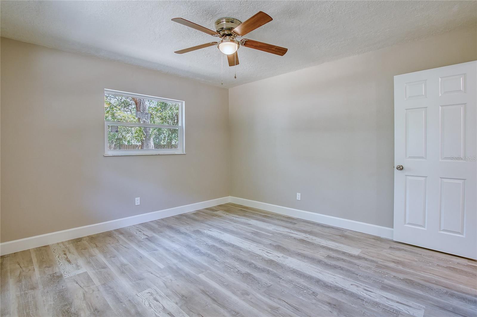 Listing photo id 48 for 1115 Russell Avenue