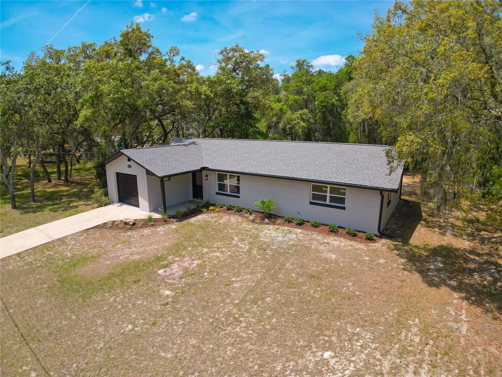 Listing photo id 4 for 1115 Russell Avenue