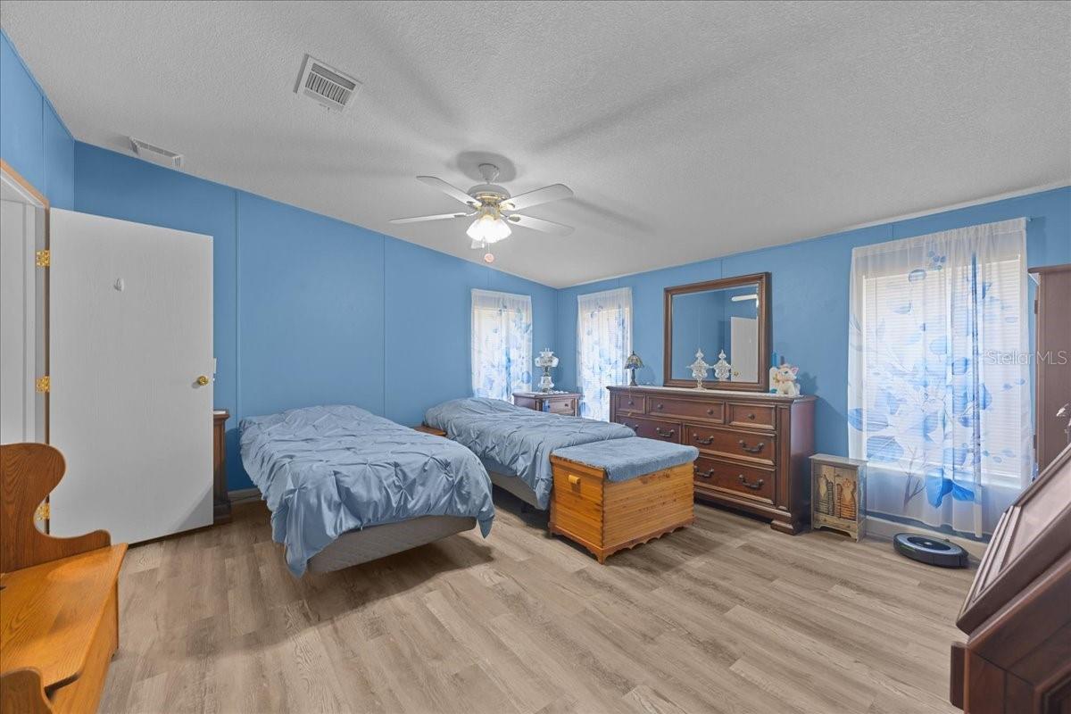 Image 15 of 41 For 5669 Hiawatha Street