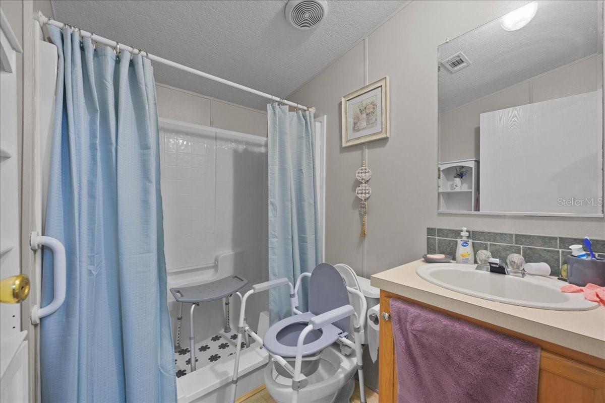Image 19 of 41 For 5669 Hiawatha Street
