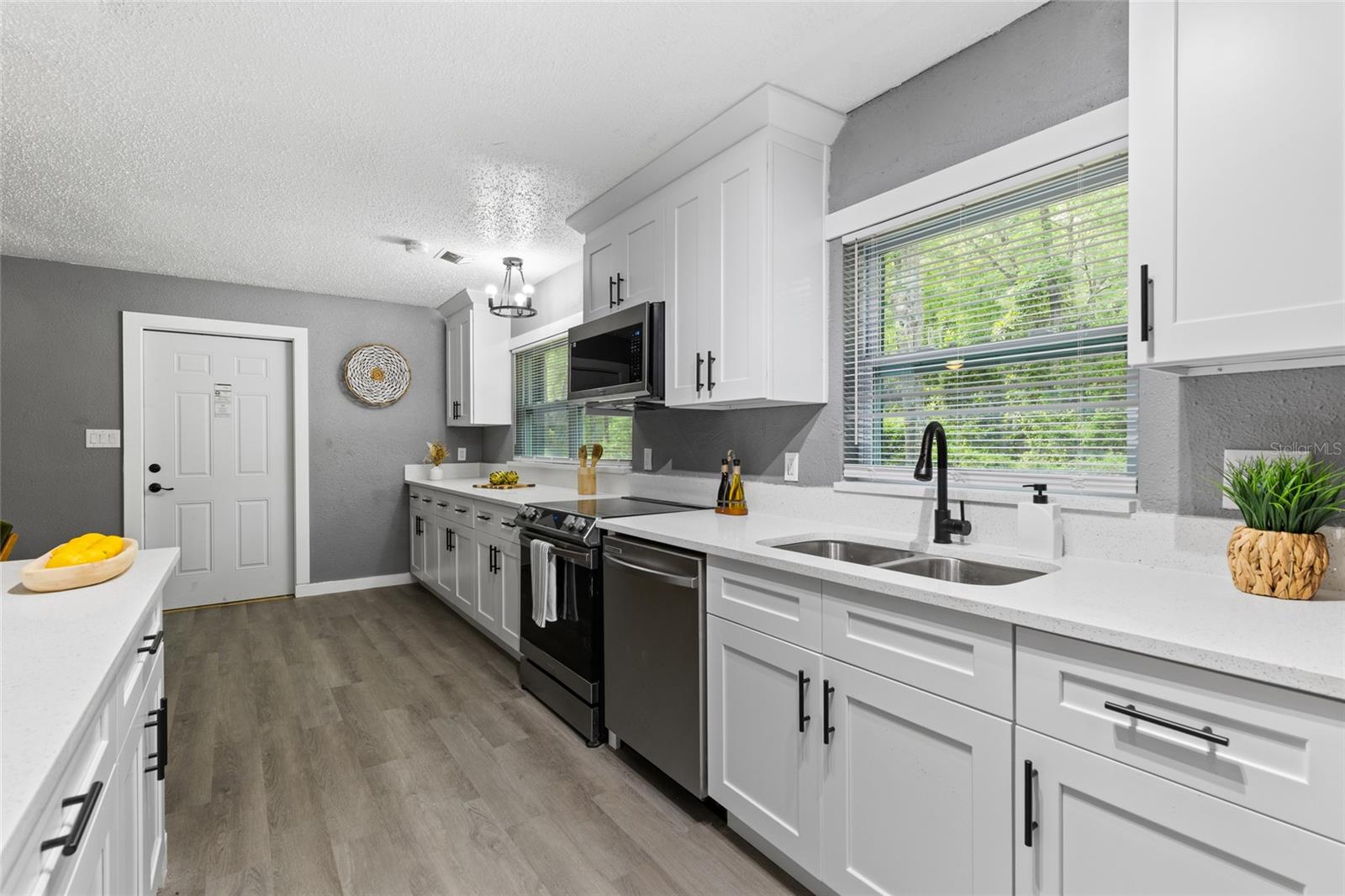 Listing photo id 8 for 5021 University Avenue