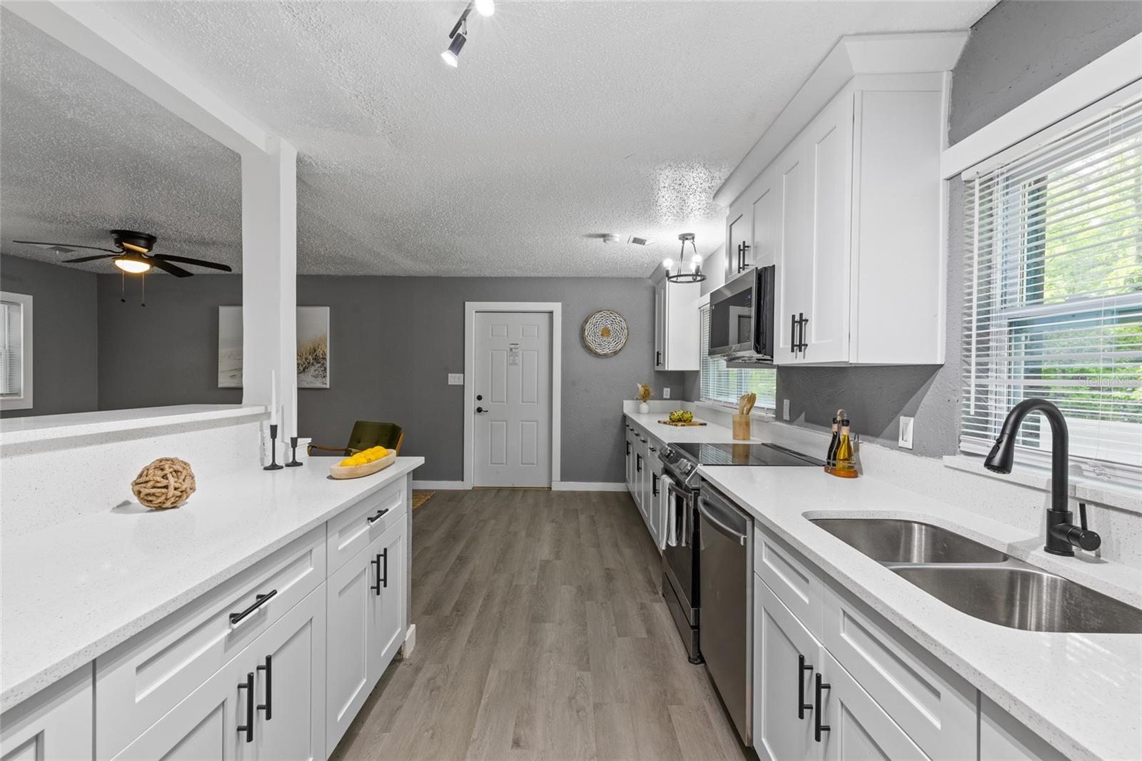 Listing photo id 9 for 5021 University Avenue