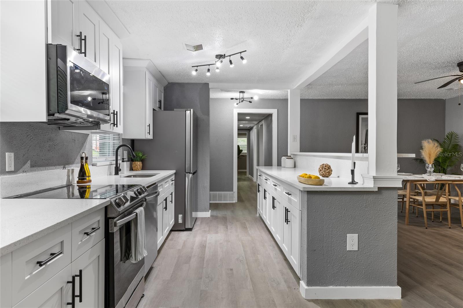 Listing photo id 10 for 5021 University Avenue
