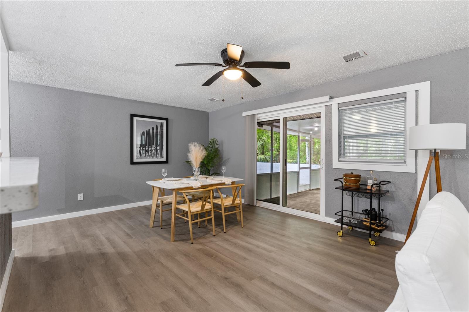Listing photo id 11 for 5021 University Avenue