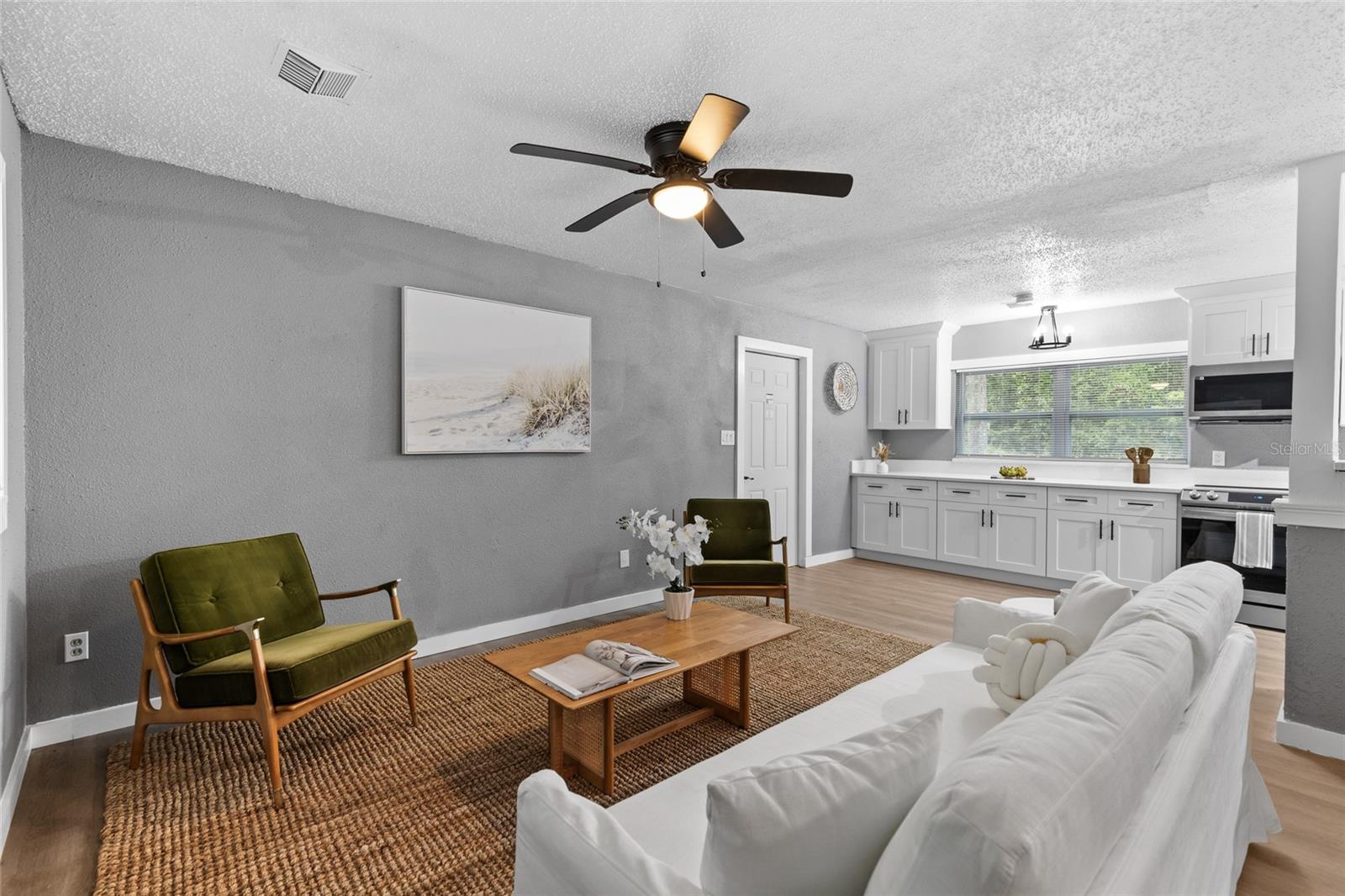 Listing photo id 13 for 5021 University Avenue