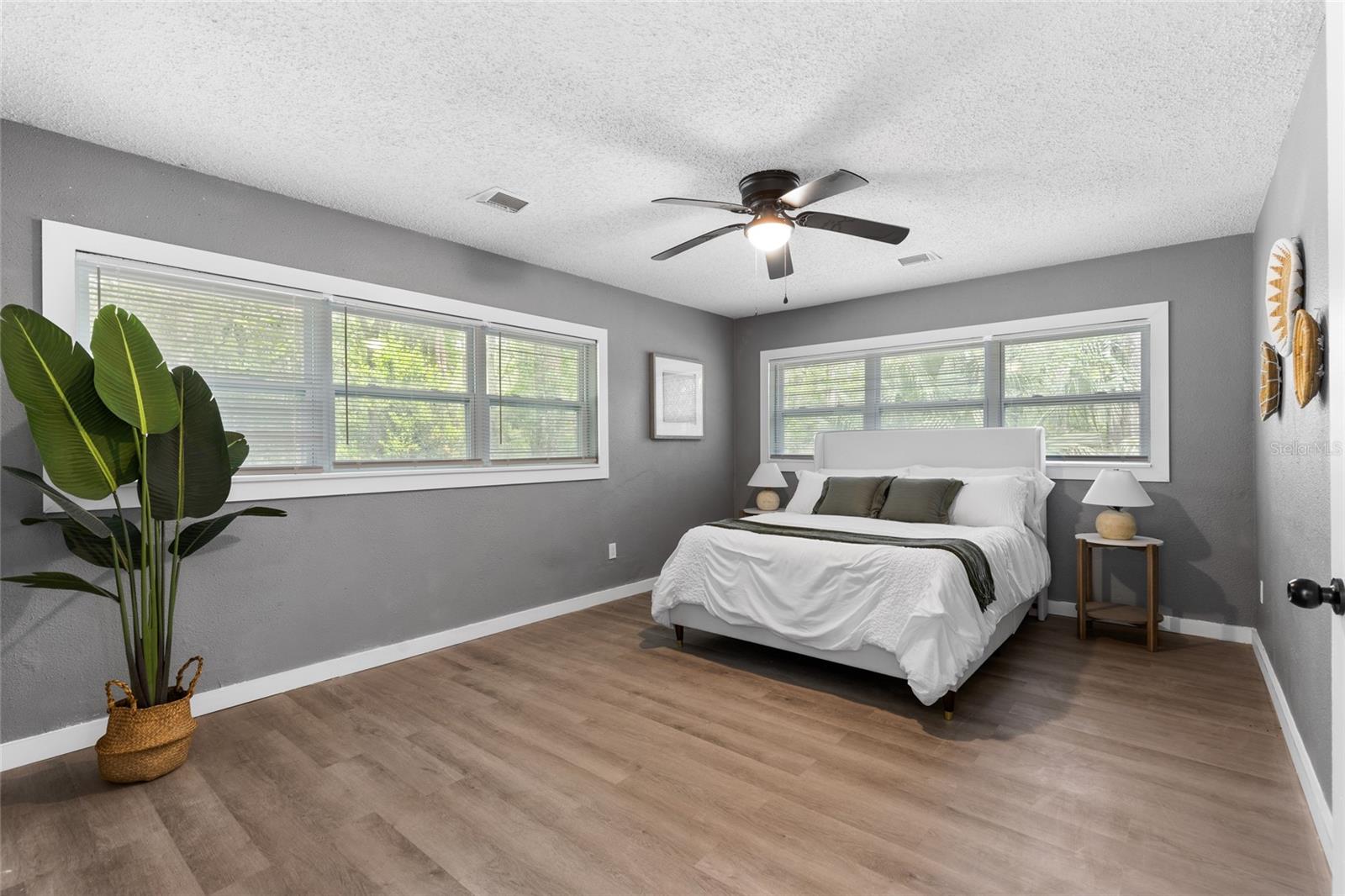 Listing photo id 16 for 5021 University Avenue