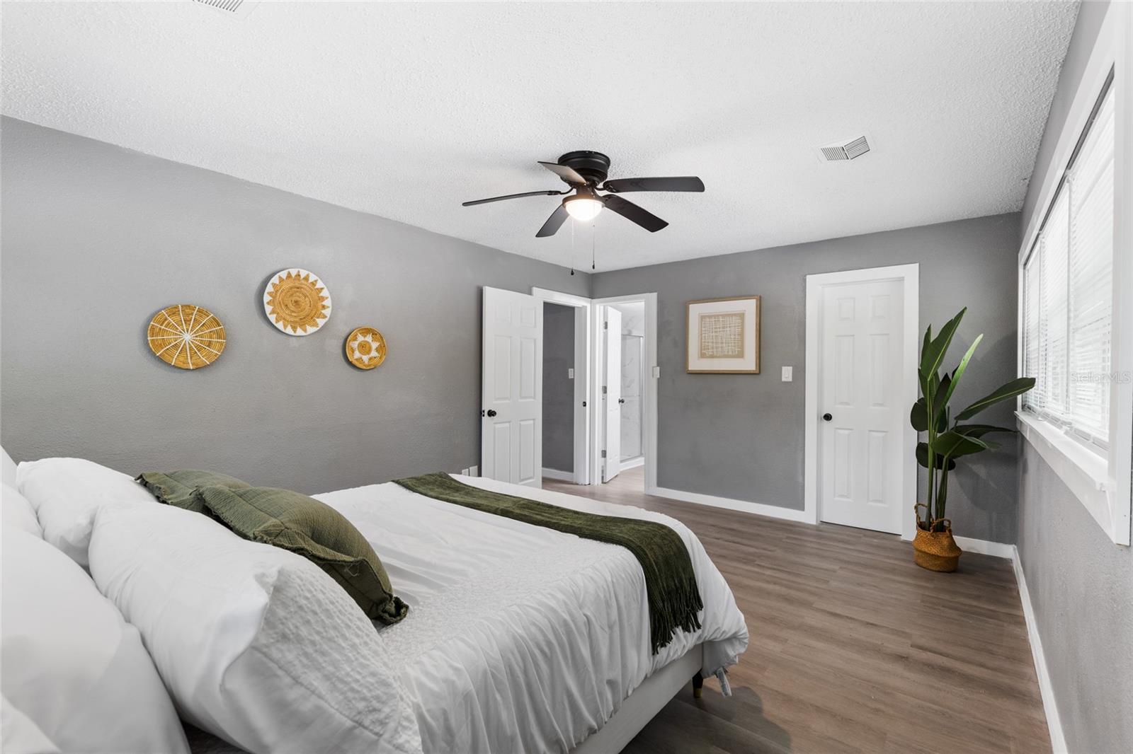 Listing photo id 17 for 5021 University Avenue
