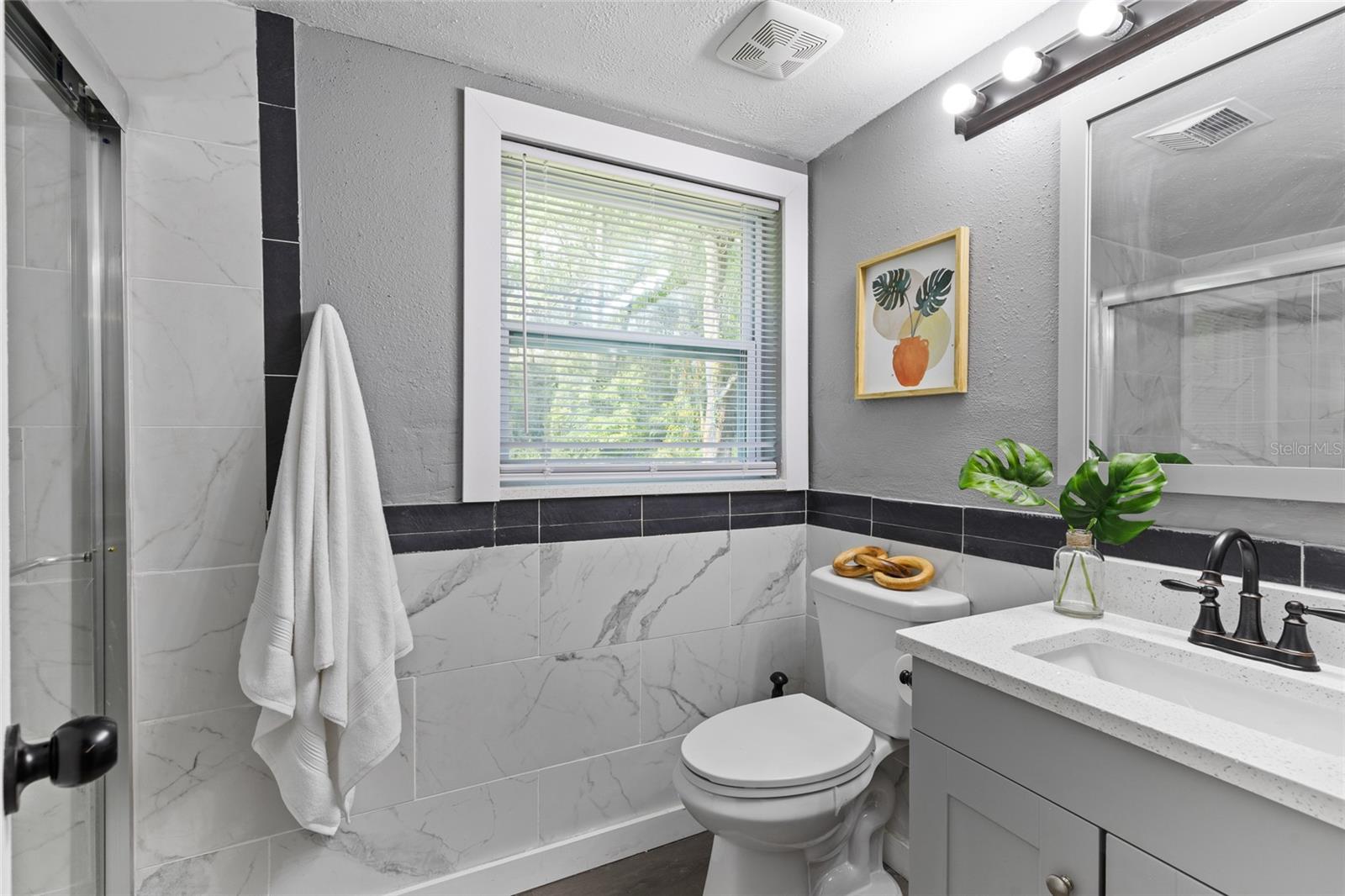 Listing photo id 18 for 5021 University Avenue